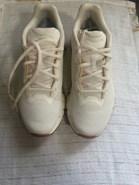 Reebok Women's Zig Dynamica 4 Running Shoes in Chalk Color Size 7 New W/o Box